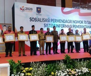 Sekretaris Daerah Pemprov Banten Al Muktabar mewakili Gubernur Banten Wahidin Halim menerima penghargaan yang diserahkan Menteri Dalam Negeri Republik Indonesia Tjahyo Kumolo.