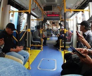 Pengguna Bus TransJakarta terus bertambah. (yendhi)