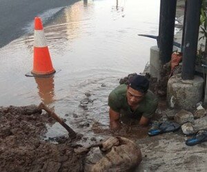 Salah satu petugas PDAM Tirta Asasta Depok tengah memperbaiki jaringan pipa air bersih yang bocor di Jl. Raya Nusantara, Depok Jaya. (anton)