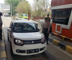 Petugas melakukan penjagaan di gerbang tol tangerang merak.(haryono)