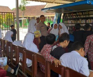 Para siswa saat membaca buku-buku yang dibawa Perpustakaan Keliling Diarpus Kabupaten Sukabumi. (sule)