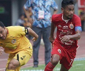 Pemain sekaligus kapten Persija Ramdani Lestaluhu dikawal pemain Semen Padang.