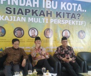 Pakar Hukum Tata Negara Prof Dr Jimly Asshiddiqie (tengah) bersama Dailami Firdaus dalam simposium nasional pemindahan ibu kota. (johara)