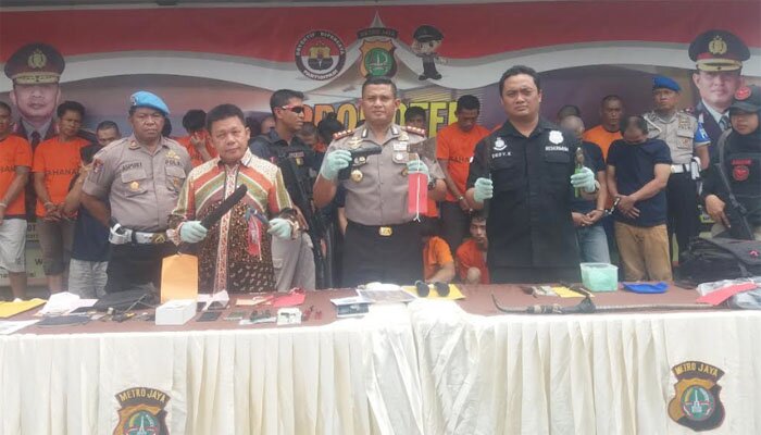 Kapolresta Depok AKBP Azis didampingi Kasat Reskrim Kompol Dedi dan Direktur Lengkapi memajang barang bukti dan tersangka yang berhasil ditangkap (angga)