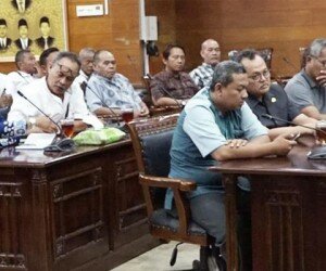 Anggota dan Pengurus Paguyuban Pedagang Sport Center (PPSC) Indramayu menghadiri rapat gabungan dengan Komisi III dan Komisi IV DPRD Indramayu. (taryani)