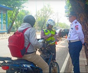 Pengendara sepeda motor kena tilang karena masuk jalur sepeda di Jalan Pemuda, Jakarta Utara.