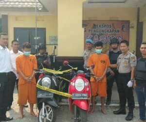 Kedua tersangka dan barang bukti diamankan petugas Polsek Kopo. (haryono)