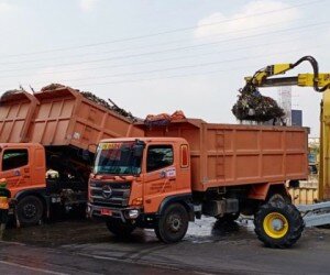 Petugas Dinas Lingkungan Hidup DKI Jakarta saat membersihkan sampah di Pintu Air Manggarai. (ist)