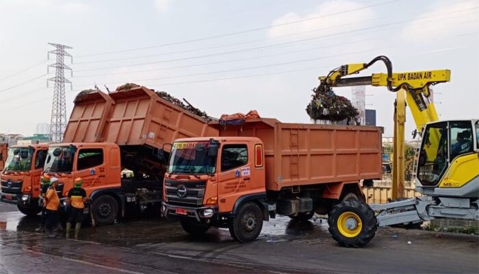 Petugas Dinas Lingkungan Hidup DKI Jakarta saat membersihkan sampah di Pintu Air Manggarai. (ist)