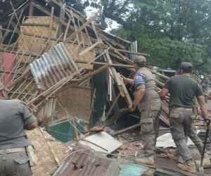 Sejumlah anggota Satpol PP Kota Depok dan Kec. Sawangan saat membabat habis lapak dan kios permanen di lahan kosong pintu masauk Sawangan Permai. (anton)