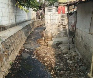 Sejumlah bangunan berdiri di atas 'daratan' sedimen Kali Gubuk Genteng, Cilincing, Jakarta Utara. (deny)