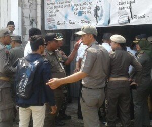 Satpol PP Jakarta Barat merazia tempat usaha laundry tanpa izin. (Rachmi)