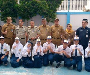 Kasudin Dukcapil Jakbar, Rosyik Muhammad dan jajaran bersama Camat Grogol Petamburan, Didit Sumaryanta saat pendistribusian KIA kepada ratusan siswa di SMPN 69. (rachmi)