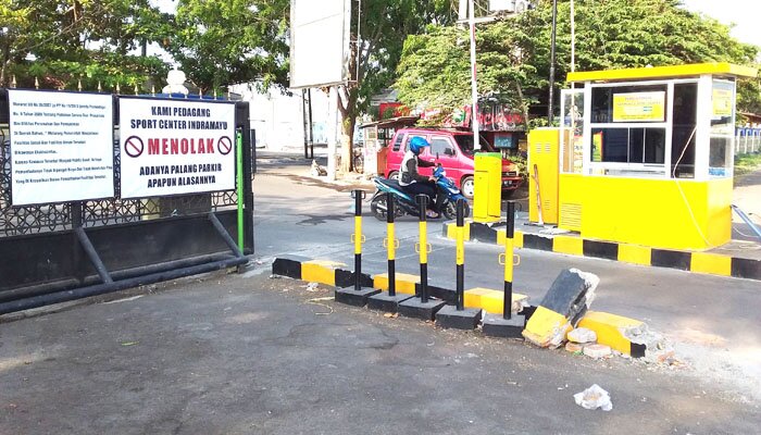 Sepasang spanduk berisi menolak pemasangan palang parkir di kawasan Sport Center tampak dipasang di sejumlah tempat, termasuk di dekat pintu masuk SC. (taryani)