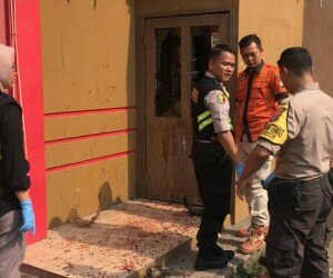 Petugas identifikasi Satreskrim Polsek Cilegon melakukan olah TKP di lokasi perusakan yang banyak berceceran darah. (haryono)