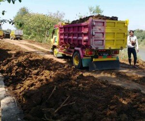 Pekerjaan pengurugan tanah merah pada tanggul Sungai Cimanuk yang amblas di Blok Rengas Payung, Infdramayu. (taryani)