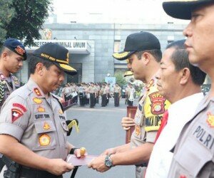 Kapolresta Depok AKBP Azis Andriansyah (kiri) bersama Wakapolresta Depok AKBP Arya Perdana usai menerima penghargaan Polisi Teladan dari Kapolda Metro Jaya (angga)