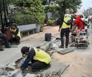 Sejumlah pekerja DPUPR Kota Depok tengah memperbaiki trotoar dan saluran air di Jl. Raya Margonda. (anton)