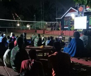 Warga di perbatasan Republik Indonesia-Papua Nugini melakukan nobar dengan personel Satgas Pamtas RI-PNG Batalyon Infanteri Mekanis Raider (MR) 411/Pdw Kostrad. (ist/puspen tni)