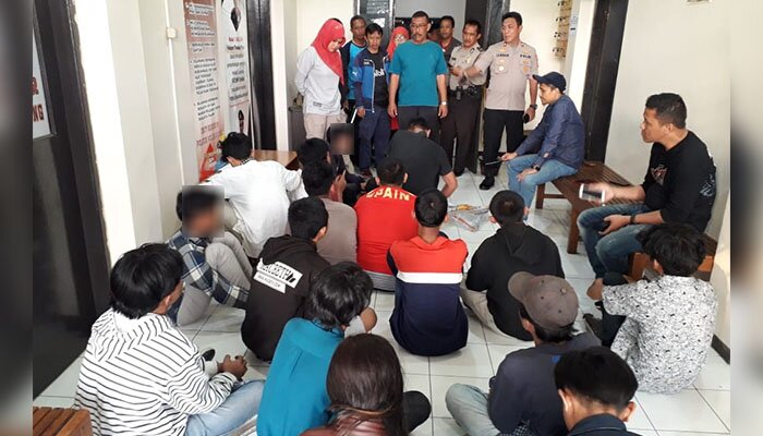 Polisi saat melakukan pendataan ke-16 remaja yang diamankan. (ist)