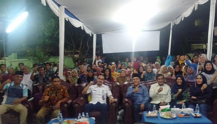 Warga bersama anggota DPRD Adi Kurnia ( tengah) dan Kasudin Pariwisata Iwan Hendry (kiri). (ist)