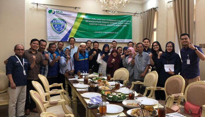 Kepala Kantor Cabang BPJS Ketenagakerjaan Jakarta Kebon Sirih Tonny W.K (tengah berbaju hitam) bersama para agen perisai, usai kegiatan evaluasi dan pembinaan di Madame Delima, Jakarta Pusat, Rabu (6/11/2019).(tri)