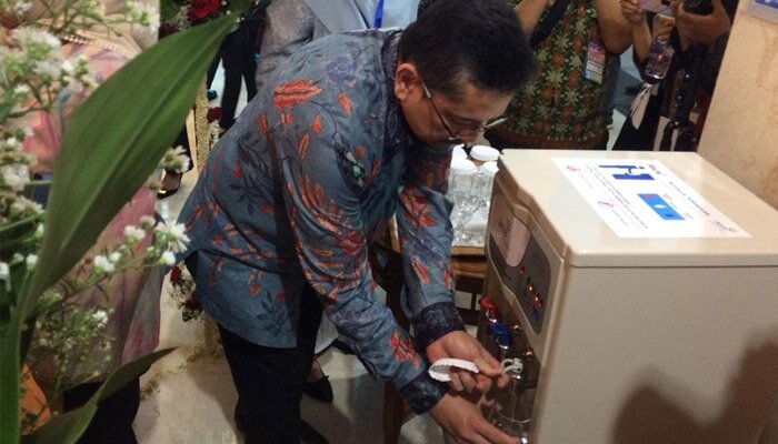 Air siap minum di pasat PT Aetra Jakarta di RSCM . (deny)