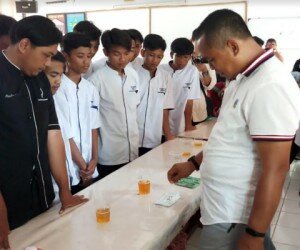 Kasatresnarkoba Polres Purwakarta AKP Heri Nurcahyo mengenalkan metode tes urine ke para siswa SMAN 1 Sukatani pada sesi sosialisasi P4GN, Rabu (27/11/2019). (dadan)