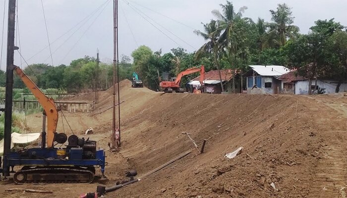 Beberapa alat berat, terus dikerahkan menangani pekerjaan pengurugan tanggul Sungai Cimanuk yang amblas. (taryani)