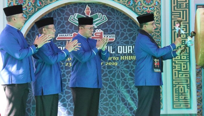 Gubernur DKI Jakarta, Anies Rasyid Baswedan tengah membuka MTQ ke XXVIII dengan memukul bedug. (tarta)