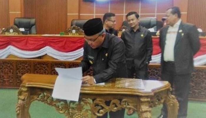 Wali Kota Depok Muhammad Idris didampingi Ketua DPRD Yusuf Syahputra usai rapat Paripurna di DPRD Depok. (anton)