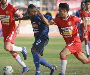 Pemain Arema dikawal dua pemain Badak Lampung, dalam laga di Stadion Sumpah Pemuda Lampung.