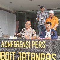 Kasubbid Penerangan Masyarakat Humas Polda Metro Jaya, AKBP I Gede Nyeneng, menunjukkan barangbukti sajam milik tersangka.