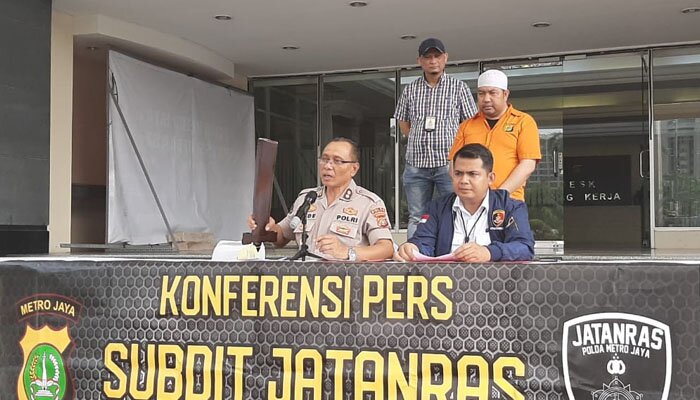 Kasubbid Penerangan Masyarakat Humas Polda Metro Jaya, AKBP I Gede Nyeneng, menunjukkan barangbukti sajam milik tersangka.