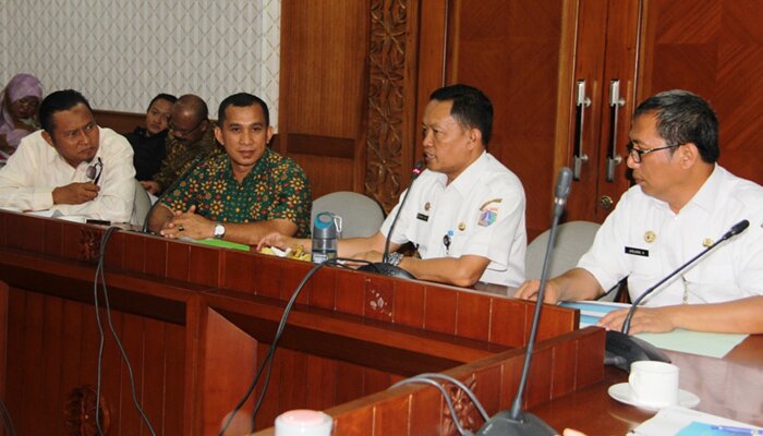 Wakil Walikota Jakarta Selatan saat menerima anggota Dewan dari Kebupaten Bangka Barat. (wandi)