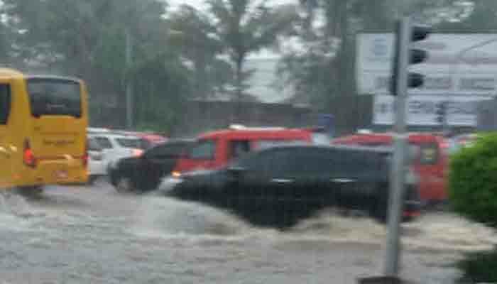 Banjir di lampu merah Garuda, Jakarta Timur. (twitter bpbd dki jakarta). (dok)