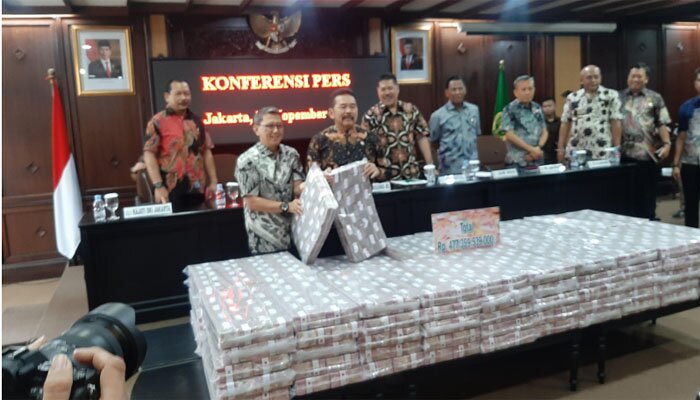 Jaksa Agung Burhanudin menunukkan barang bukti Rp477 miliar dari korupsi