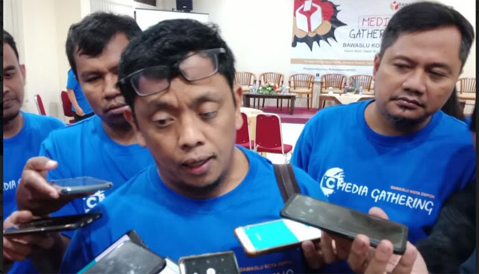 Ketua Bawaslu Propinsi Jawa Barat Abdullah saat menjelaskan larangan mutasi menjelang Pilkada serentak tahun 2020 mendatang. (anton)