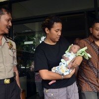 Bayi usia tiga minggu yang dibuang orang tuanya.(saban)