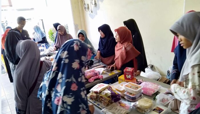 Kemeriahan para peserta dalam kegiatan bazar Sebatas Cinta yaitu Senam, Bazaar, dan Tastqif di kantor sekretariat DPC PKS Beji. (angga)