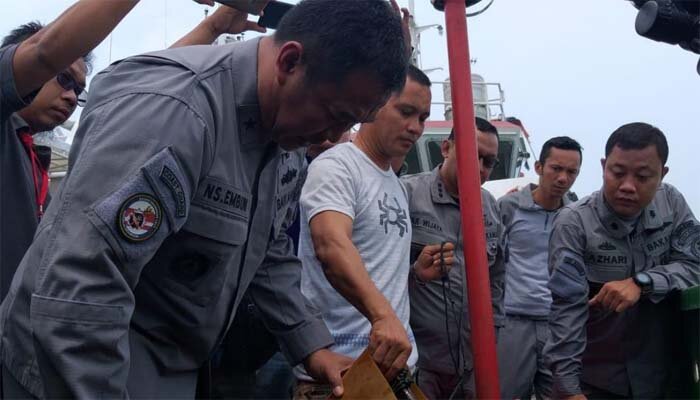 Personel Badan Keamanan Laut (Bakamla) memeriksa Kapal SPOB Noah 99 Yang Mengangkut 35 Ton BBM Tanpa Dokumen. (ist)