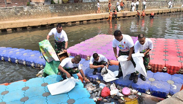 Aksi bersih-bersih sungai untuk jadikan Jakarta lebih baik. (Ifand)