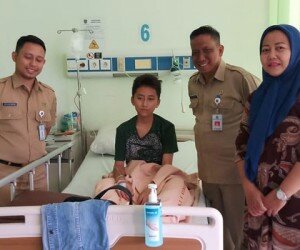 Kepala Disdik Kota Depok M. Thamrin saat membesuk salah satu pelajar SMPN 20 Depok di RSUD Depok yang terjangkit Hepatitis A. (anton)