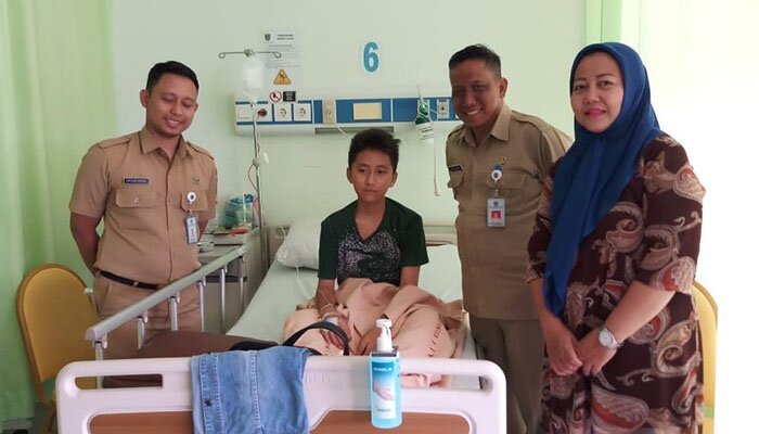 Kepala Disdik Kota Depok M. Thamrin saat membesuk salah satu pelajar SMPN 20 Depok di RSUD Depok yang terjangkit Hepatitis A. (anton)