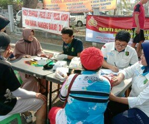 sejumlah warga tengah melakukan pemeriksaan dalam program Bakti Sosial Kesehatan Polri di Kawasan Bonakarta Cilegon.(haryono)