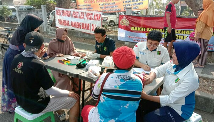 sejumlah warga tengah melakukan pemeriksaan dalam program Bakti Sosial Kesehatan Polri di Kawasan Bonakarta Cilegon.(haryono)