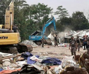 Dua alat berat tengah melakukan perobohan di bangunan atau rumah warga penggarap di lahan RRI yang akan dibangun Kampus UIII, Cimanggis. (anton)