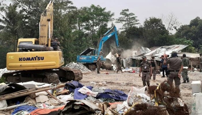 Dua alat berat tengah melakukan perobohan di bangunan atau rumah warga penggarap di lahan RRI yang akan dibangun Kampus UIII, Cimanggis. (anton)