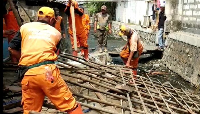 Petugas gabungan membongkar bangunan di atas Kali Gubuk Genteng, Kelurahan Sukapura. (deny)