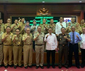 Kepala BPRD DKI Jakarta, Faisal Syafruddin, berpose bersama jajaran Kejati DKI usai menandatangani kerjasama sebagai upaya meningkatkan kepatuhan wajib pajak. (ist)